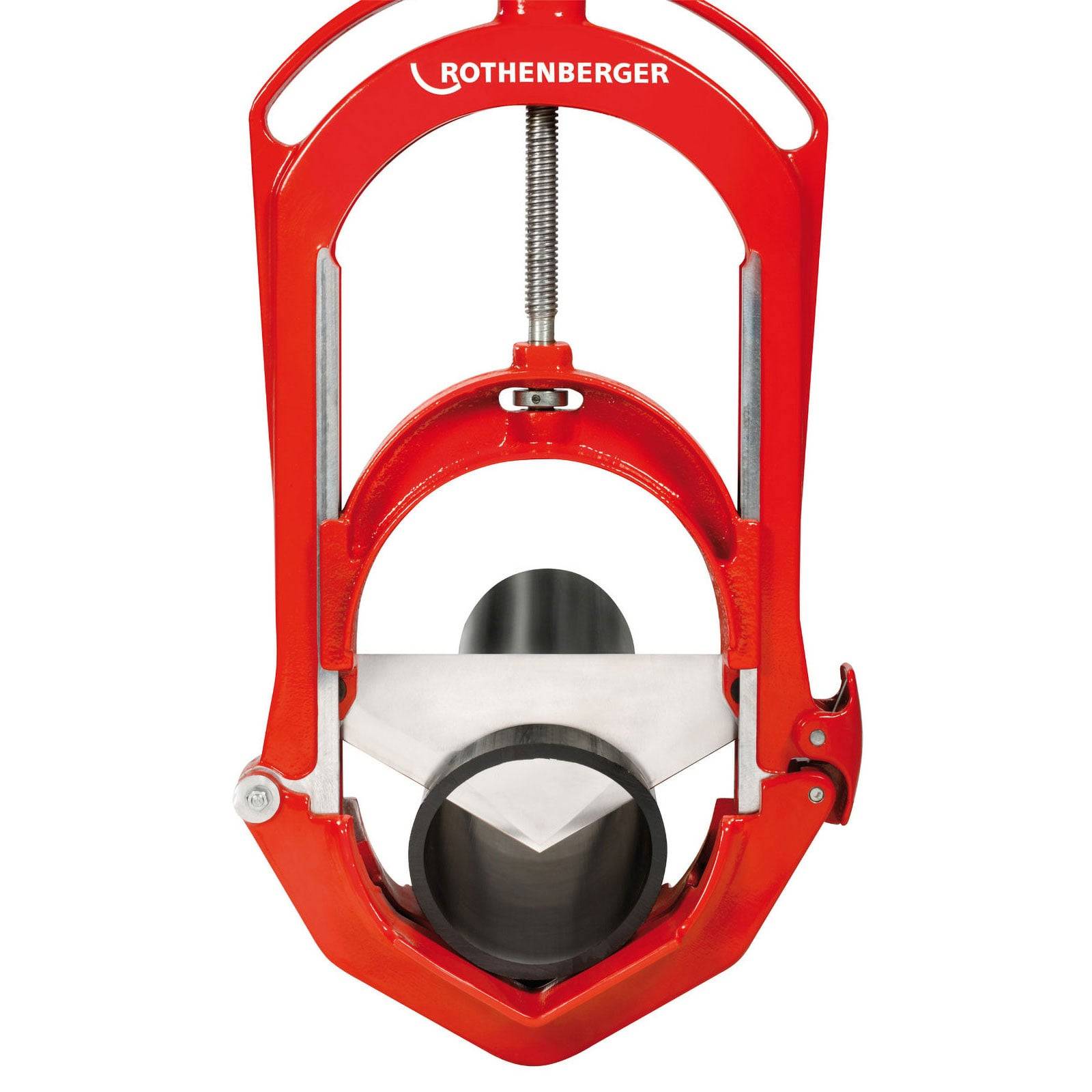 Roter Rothenberger Kunststoffrohrschneider mit Metallklinge, entwickelt für präzises Schneiden von Rohren, gezeigt vor weißem Hintergrund.