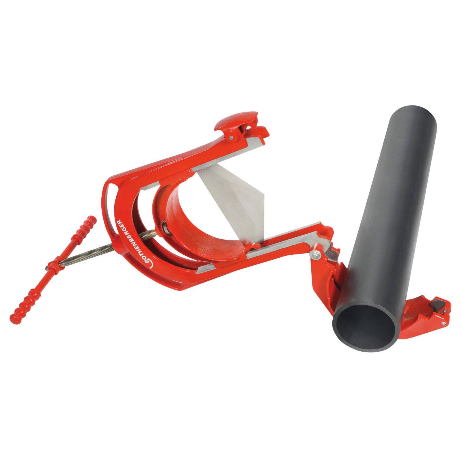 Ein roter Rohrabschneider mit einer dreieckigen Klinge und einem schwarzen Rohr, bereit zum Schneiden. Das Werkzeug verfügt über einen Griff zur Druckausübung.