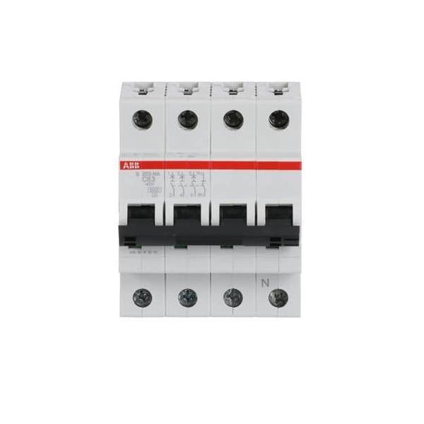 Ein weißer Sicherungsautomat mit drei Schaltern und einem roten Streifen oben, der zur Steuerung und zum Schutz elektrischer Stromkreise verwendet wird.