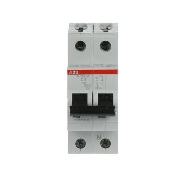 Ein Leistungsschalter mit zwei Schaltern, gekennzeichnet als ‚C4', von ABB, verwendet zur Steuerung elektrischer Schaltkreise. Verfügt über ein weiß-schwarzes Design.