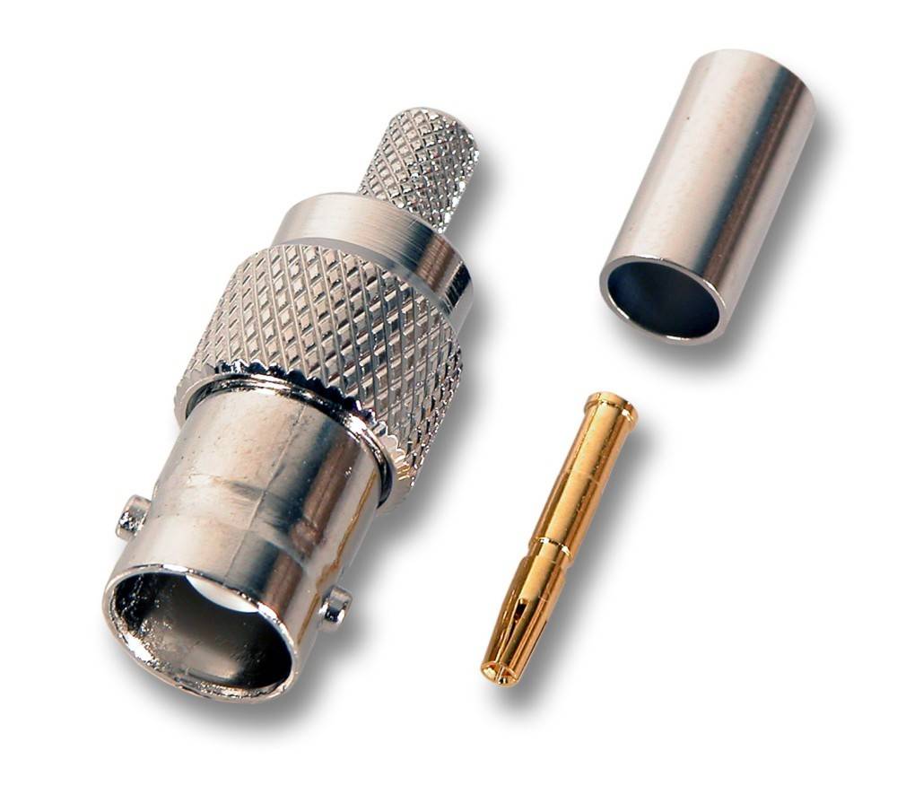 Ein metallischer Koaxialkabelstecker mit strukturierter Griffoberfläche ist zerlegt und zeigt seine Komponenten: den Hauptkörper, den Innenstift und die äußere Hülse.