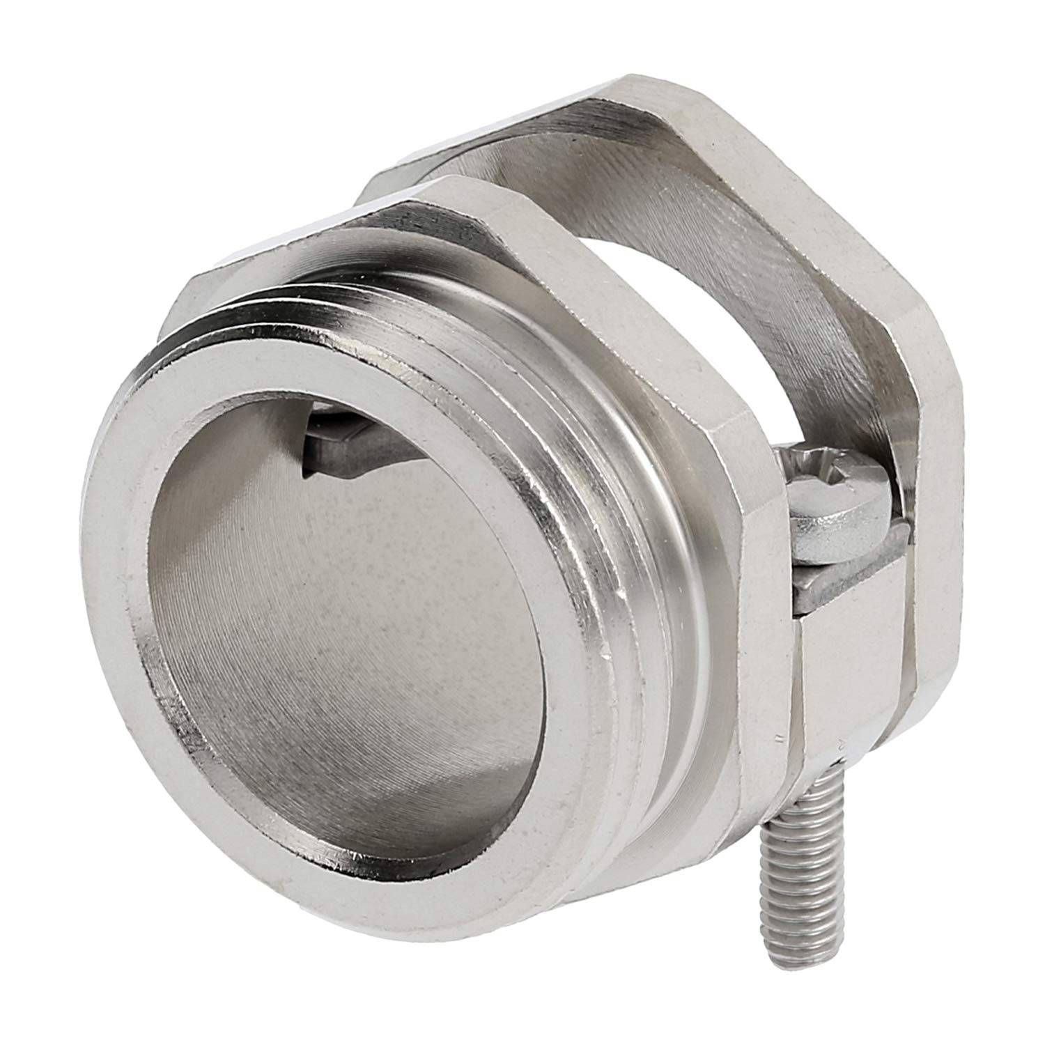 Eine Metallkabelmuffe mit einer sechskantigen Kontermutter und einem Bolzen, die zum Befestigen und Abdichten von Kabeln verwendet wird, typischerweise in elektrischen Installationen.