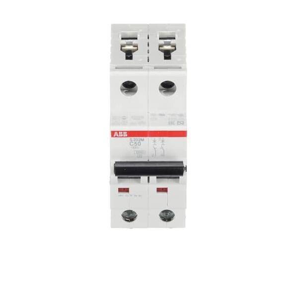 Ein weißer Zweipol-Leitungsschutzschalter mit einem roten Etikett, gekennzeichnet mit 'ABB' und 'C50'. Er verfügt über einen schwarzen Schalter in der 'Aus'-Position.