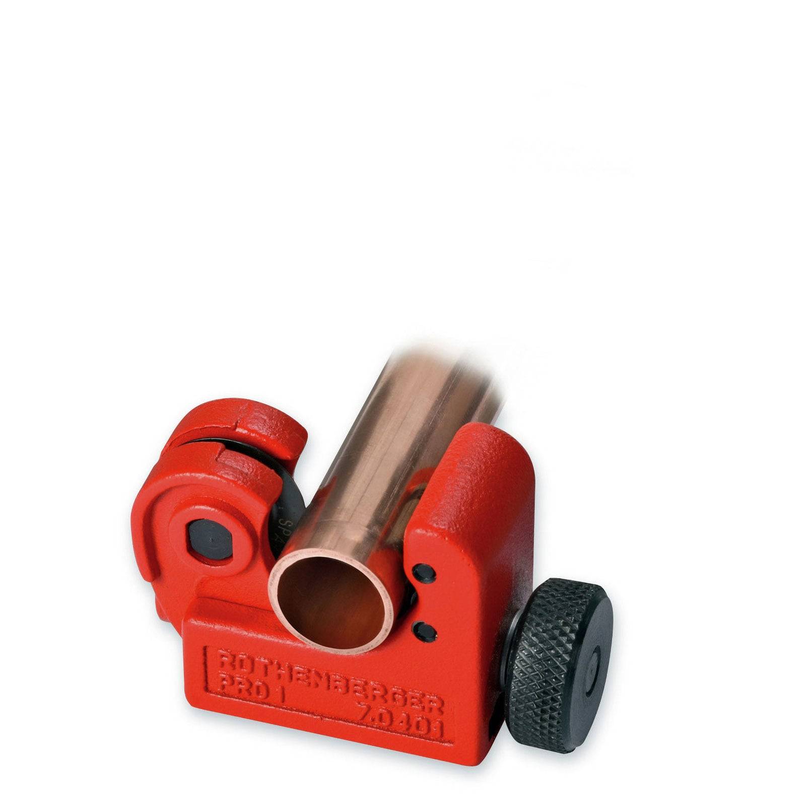 Ein roter Rohrabschneider mit einer Metallklinge ist zu sehen, während er ein Kupferrohr durchschneidet und damit die Verwendung des Werkzeugs bei Rohrinstallations- oder Klempnerarbeiten demonstriert.