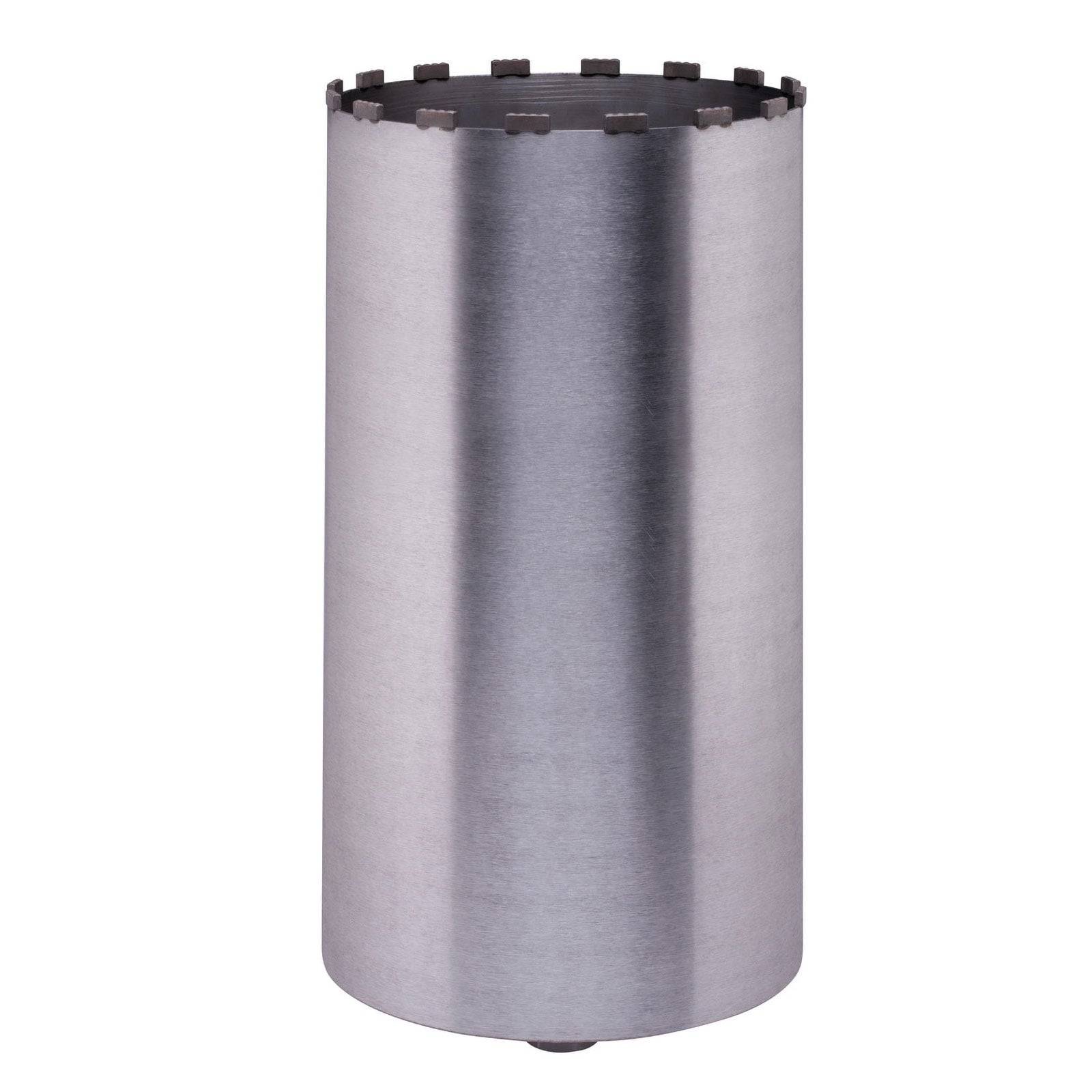 Ein zylindrischer Kernbohrer mit einer glatten Metalloberfläche und einer gezackten, zahnartig aussehenden Kante am offenen Ende, der zum Bohren von Löchern in Beton verwendet wird.