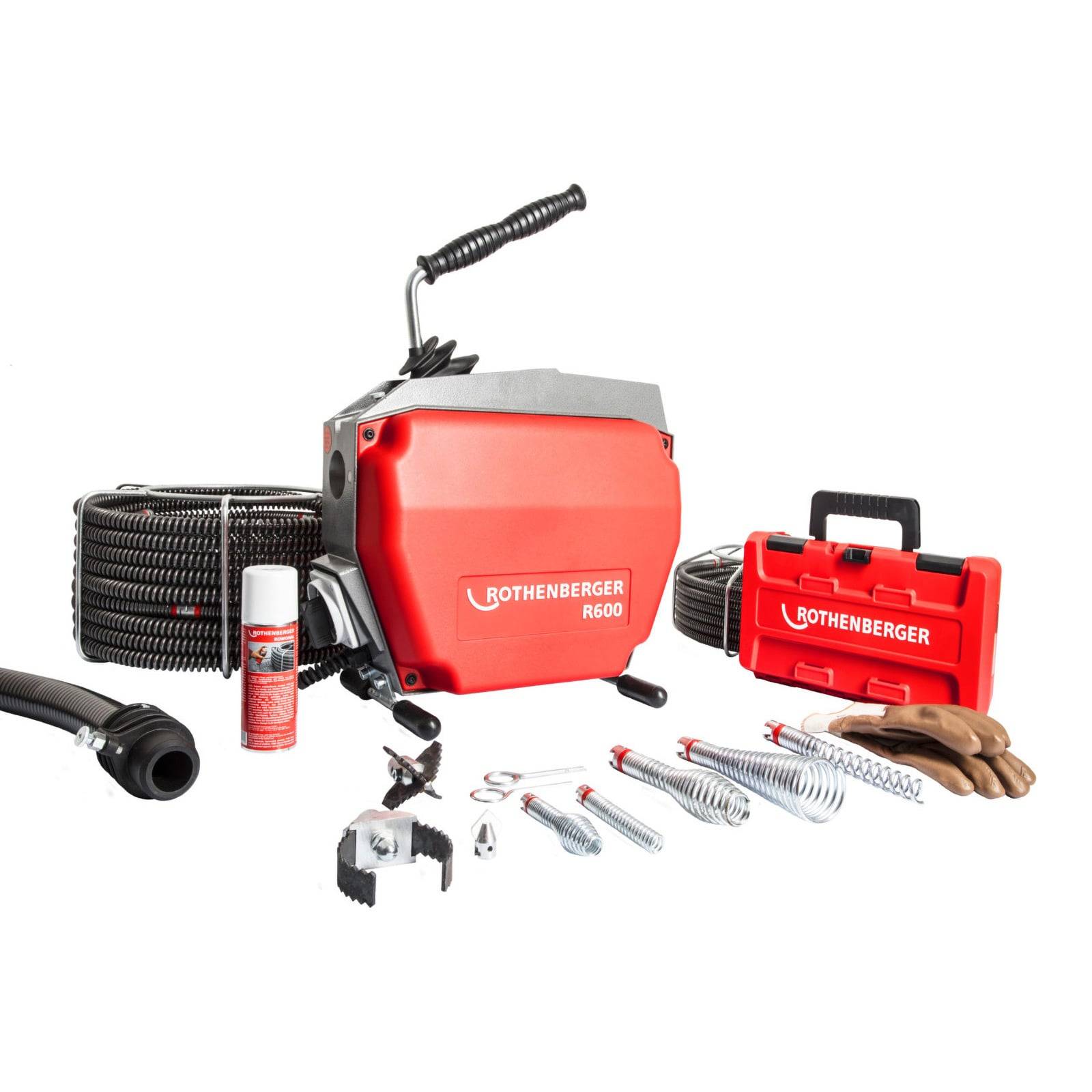 Rothenberger R600 Rohrreinigungsmaschine mit gewickelten Kabeln, Schneidwerkzeugen, Sprühdose und Transportkoffer, auf weißem Hintergrund präsentiert.