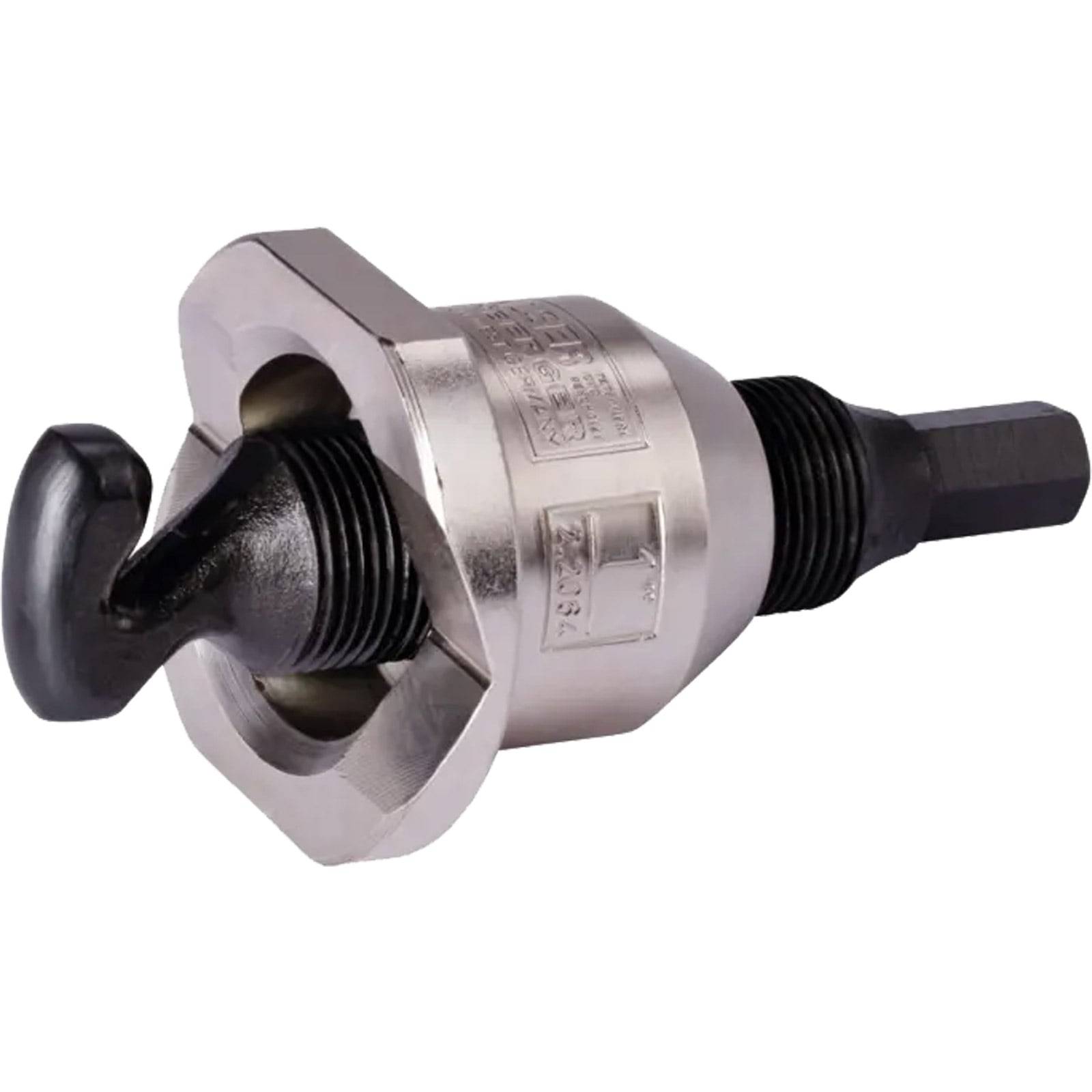 Ein Stahl-Ausschlaglochstanzer mit Schraubenschlüssel und Matritzensatz, verwendet zum Erzeugen von Löchern in Metalloberflächen für die Elektroinstallation von Schutzrohren.