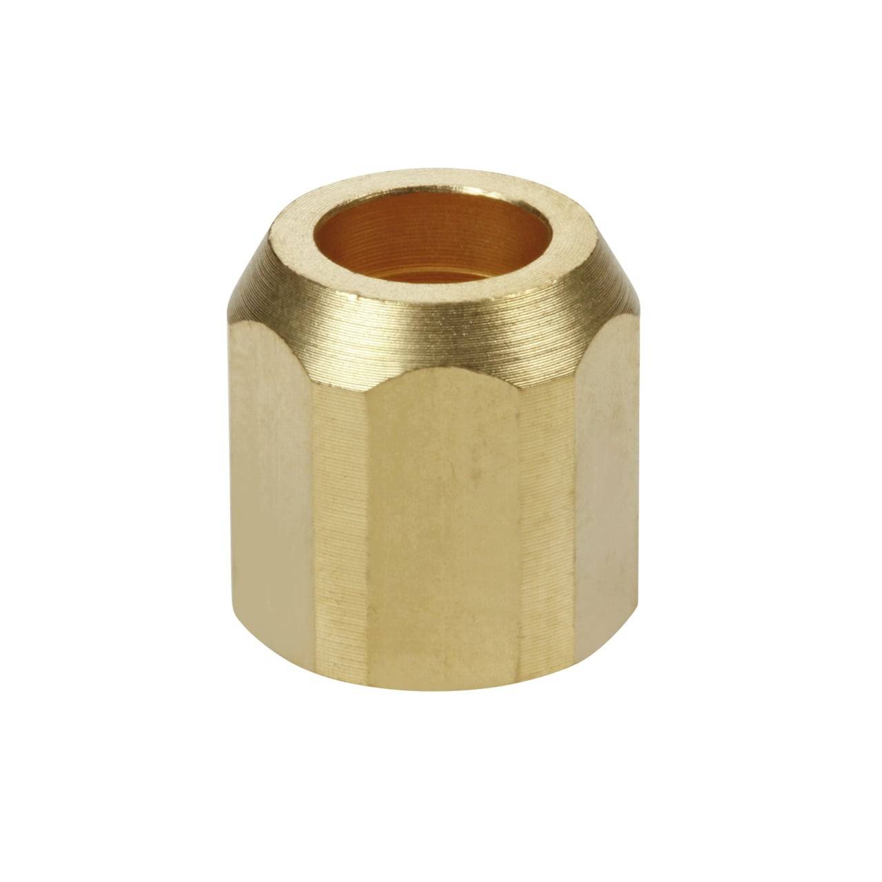 Eine Messingkompressionsmutter mit sechseckiger Form, aus einem leicht schrägen Blickwinkel betrachtet, die die gewindete Innenöffnung und die polierte Oberfläche zeigt.