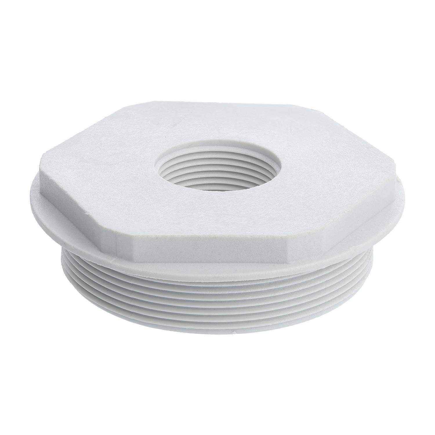 Ein weißes Kunststoff-Sechskant-Verbindungsstück mit gewindeltem Abschnitt und zentraler Öffnung, das zum Verbinden von Rohren oder Schläuchen verwendet wird, vor einem neutralen Hintergrund.