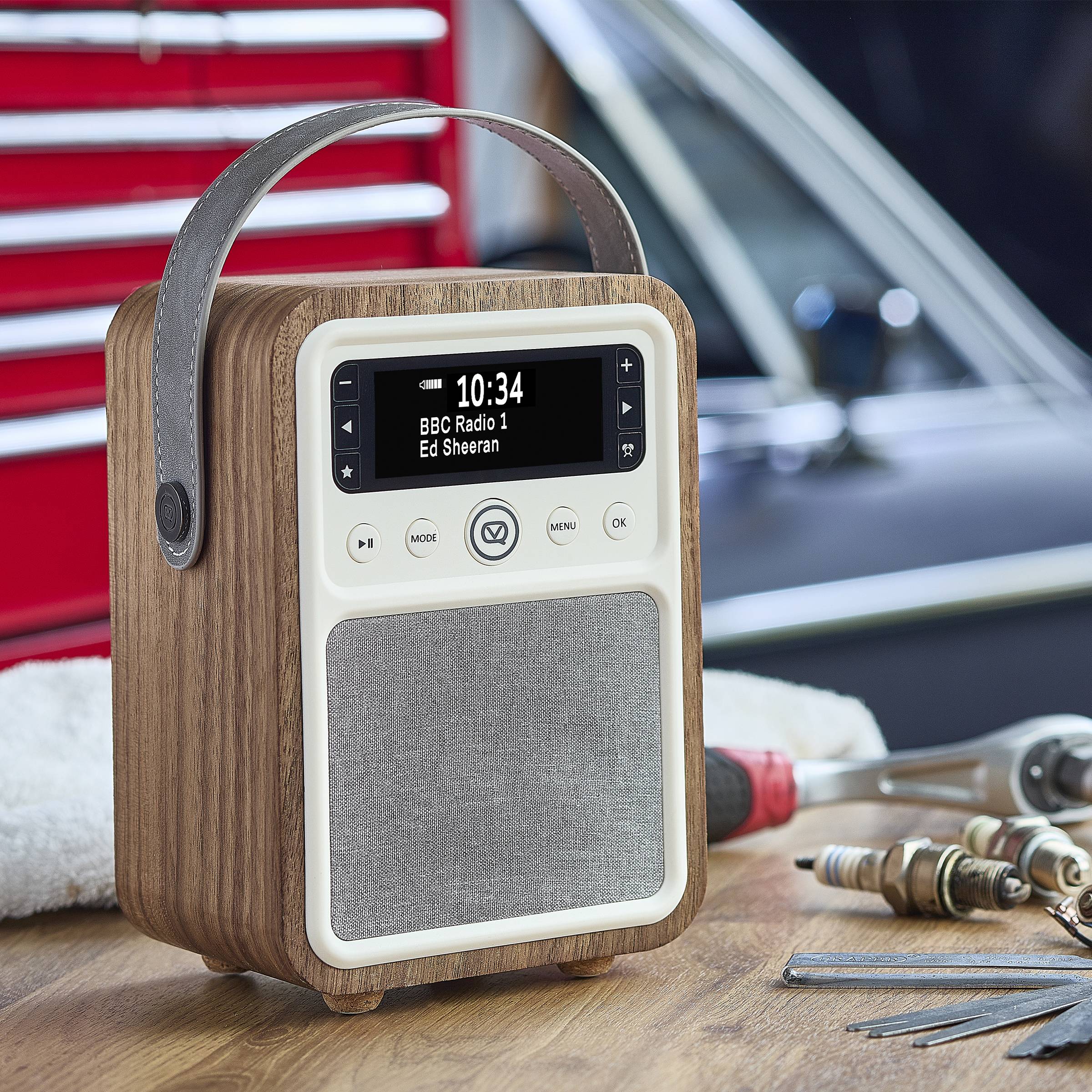 Ein tragbares Holzradio, das 