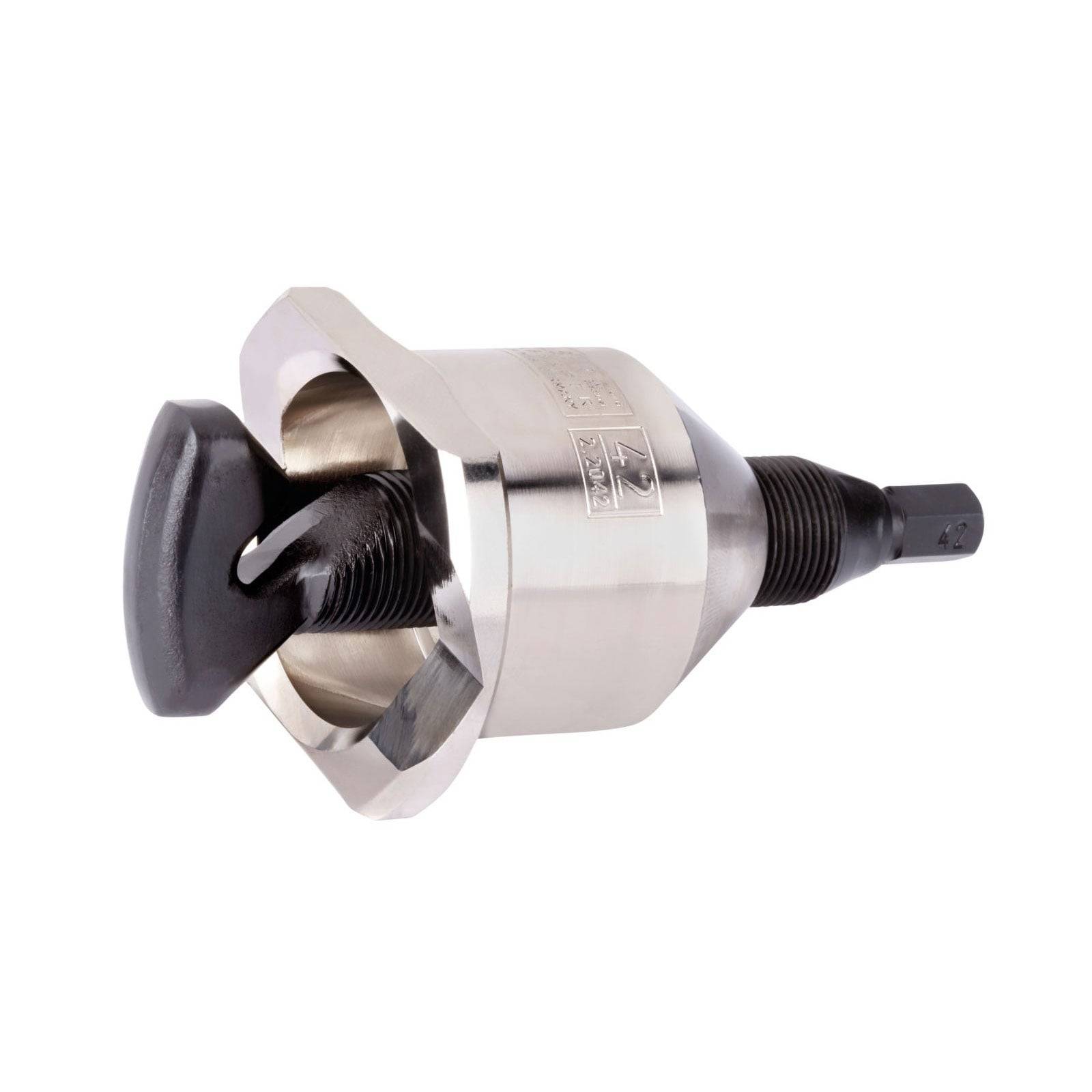 Eine Nahaufnahme eines Metalllochumfangs-Werkzeugs mit einem Bohreradapter, das eine scharfe Kreisklinge mit Präzisionsschnitt in verschiedenen Materialien aufweist.