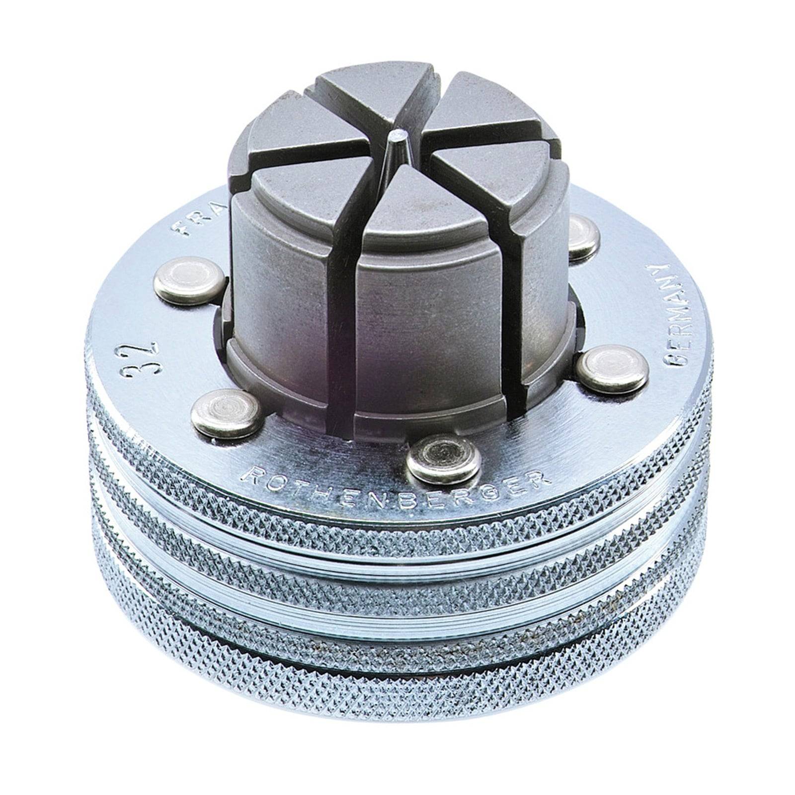 Ein Metallschneidewerkzeug mit einer zylindrischen Form und mehreren segmentierten Klingen oben, das für präzise Schnitte in industriellen Anwendungen verwendet wird.