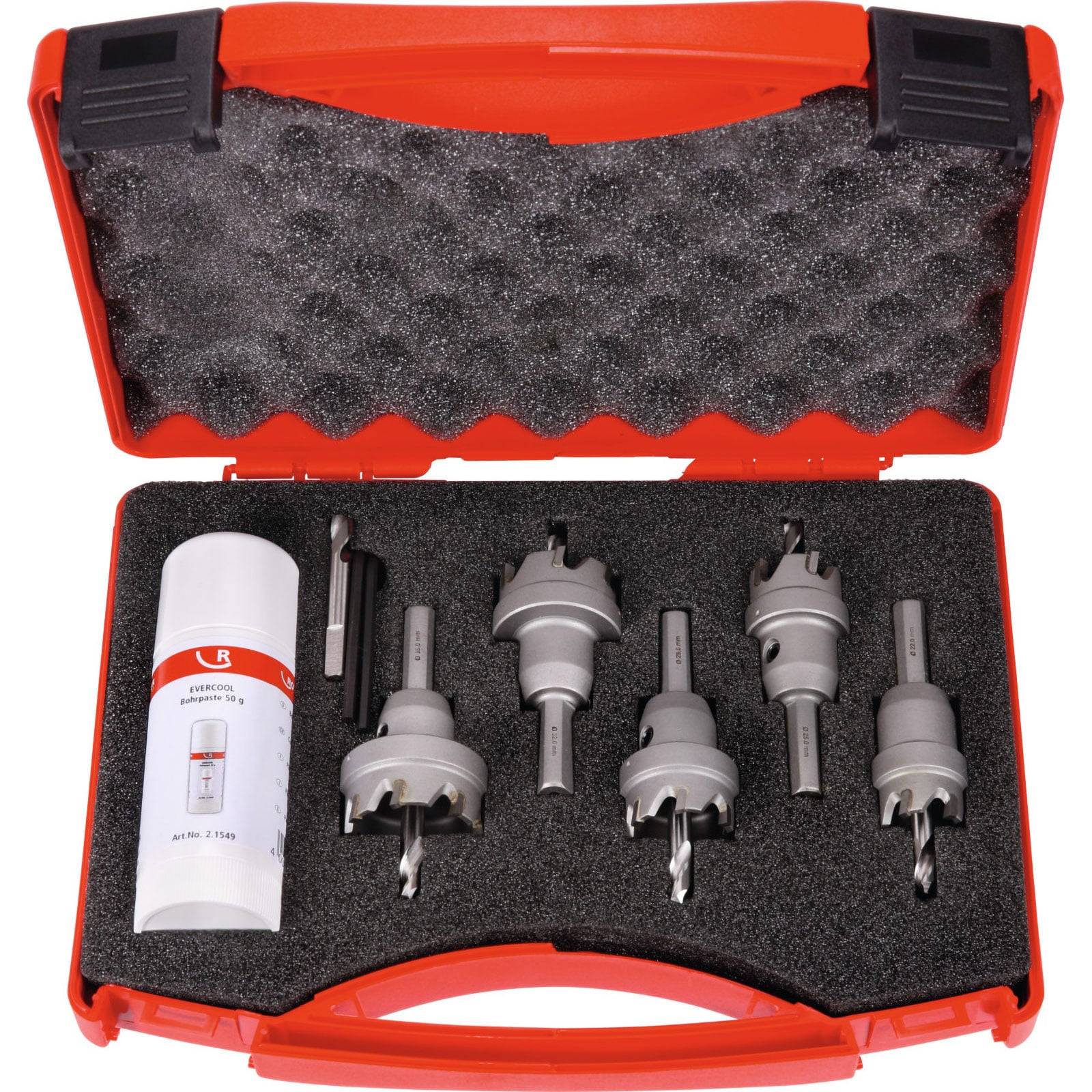 Rote Plastikbox mit fünf Lochsägen unterschiedlicher Größen, einem Zubehörwerkzeug und einer Schmierspraydose, eingebettet in Schaumstoffpolsterung.