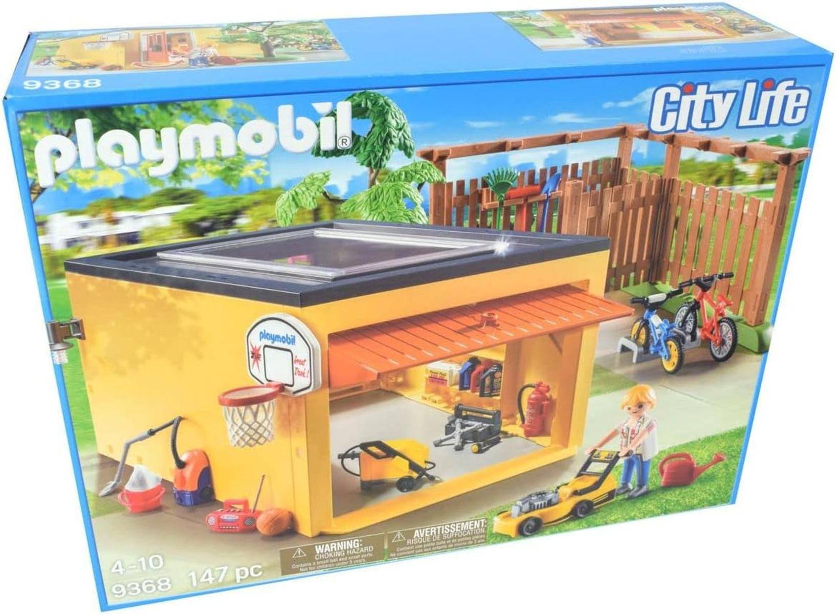 Playmobil City Life Spielzeugset-Karton mit einer gelben Garage mit Basketballkorb, Rasenpflege-Werkzeugen, Fahrrädern und einem Kind, das Rasen mäht.