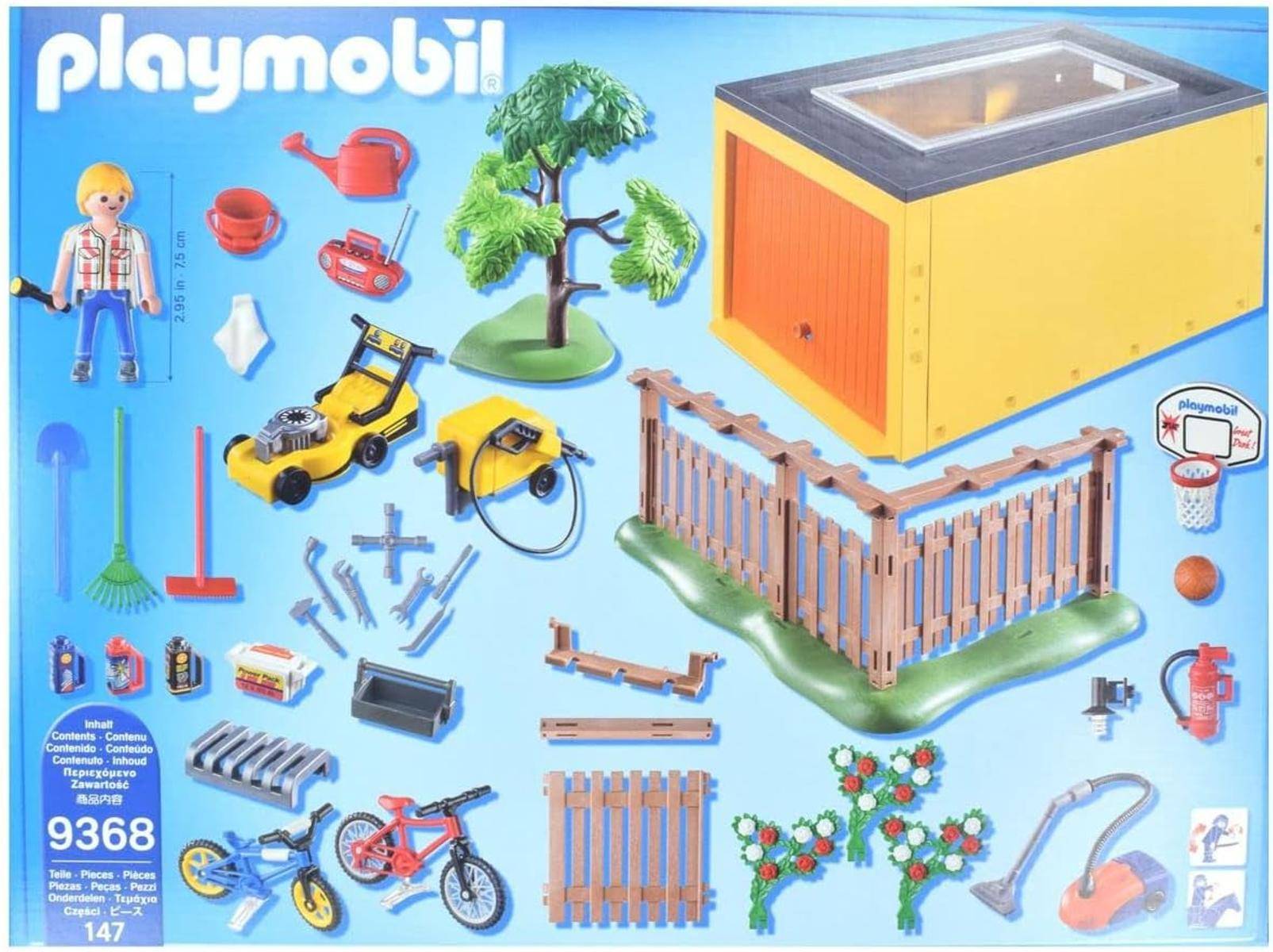 Playmobil Spielzeugset Inhalt ausgelegt: eine Figur, Baum, eingezäunter Hof mit Lagerschuppen, Fahrräder, Werkzeuge, Gartenartikel, Sport- und Feuerwehrzubehör, gekennzeichnet mit „9368