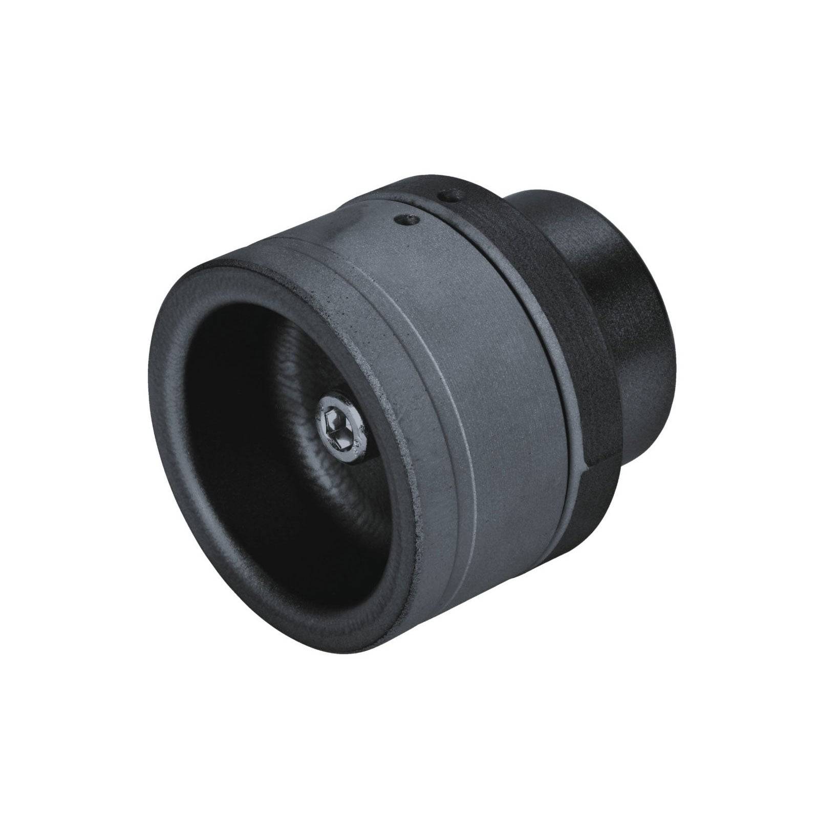 Ein schwarzes und graues zylindrisches Objekt mit einer Steckdosenanschluss auf einem Ende, höchstwahrscheinlich ein Netzadapter, vor einem weißen Hintergrund.