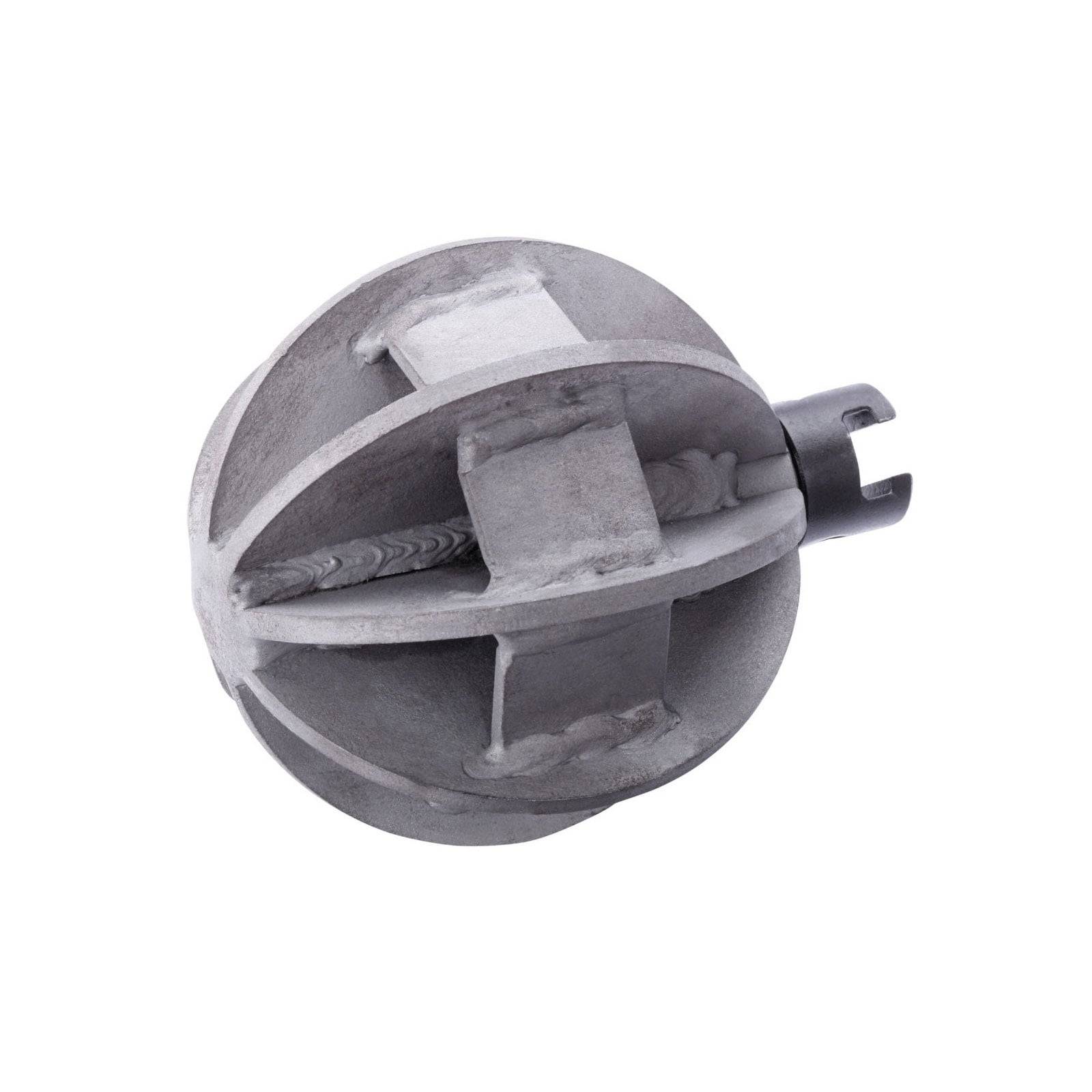 Ein kugelförmiges graues Metallobjekt mit sich kreuzenden Stützen und einem zylindrischen Anhang an einer Seite, das einem industriellen Maschinenbauteil ähnelt.