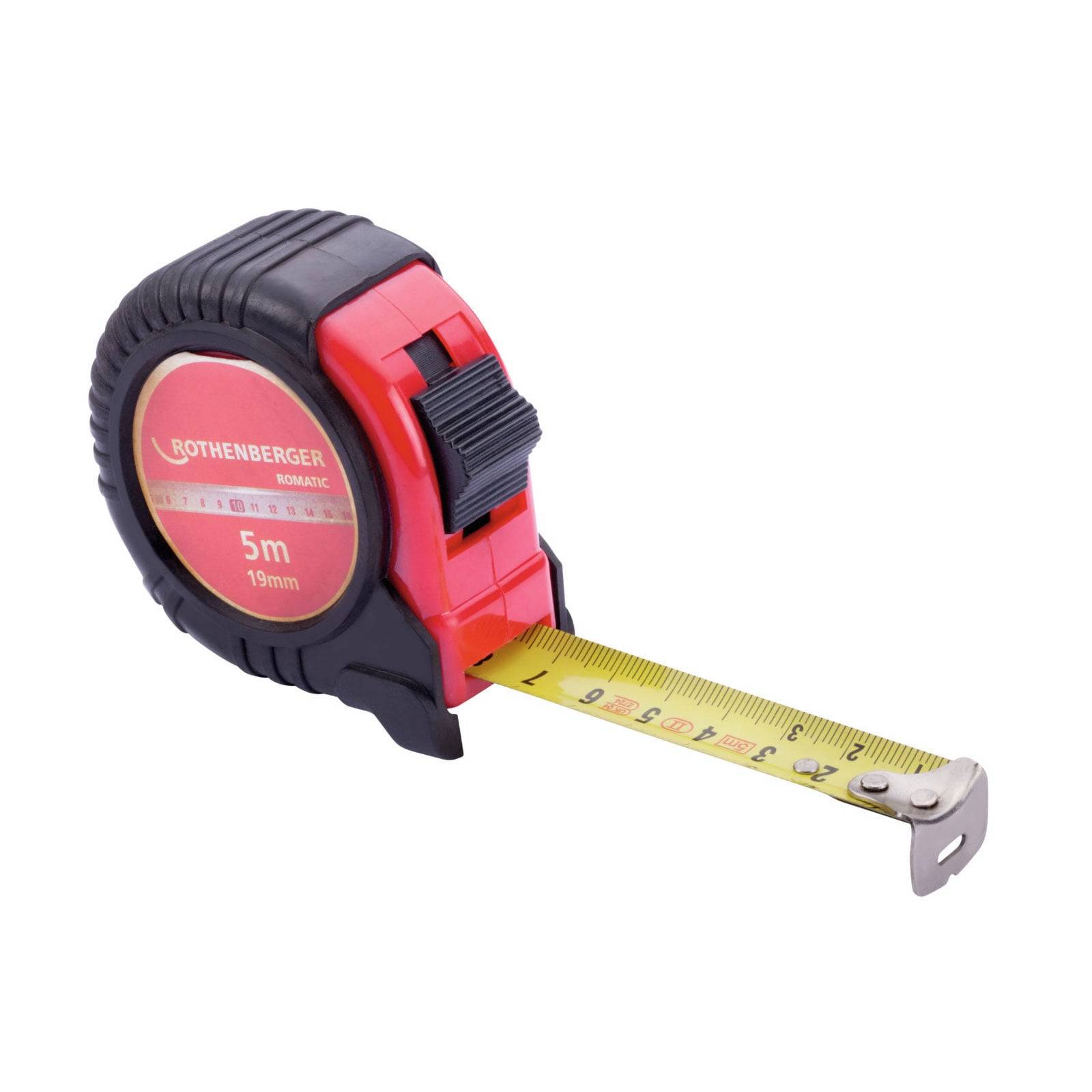 Ein roter, einziehbarer Maßstab mit einer metrischen Skala, die ausgefahren ist. Der Markenname ist sichtbar und gibt eine Länge von 5 Metern und eine Breite von 19 mm an.
