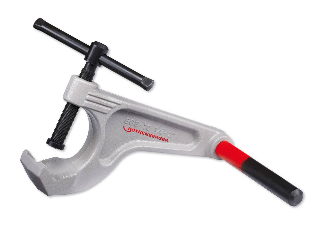 Ein Rohrzange aus Metall mit rotem Griff, beschriftet mit 'Rothenberger', ist diagonal vor einem weißen Hintergrund positioniert.
