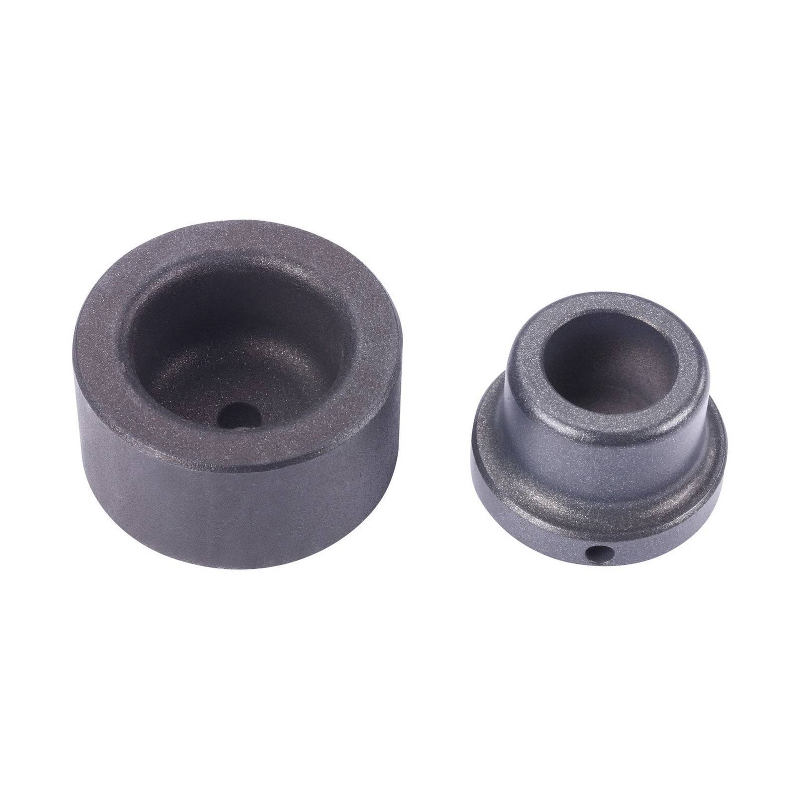 Zwei zylindrische Graphitformen, eine größer als die andere, die zum Gießen oder Formen von Materialien verwendet werden. Beide verfügen über ein zentrales Loch.