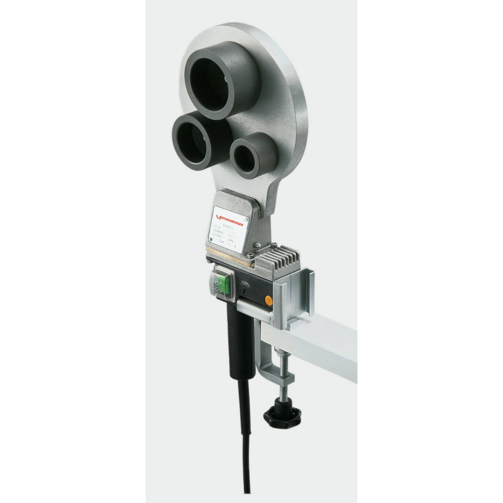 Ein Werkzeug mit drei kreisförmigen Formwerkzeugen zum Schweißen von Kunststoffrohren, an einer Klemme befestigt. Es wird vor einem einfarbigen Hintergrund positioniert.