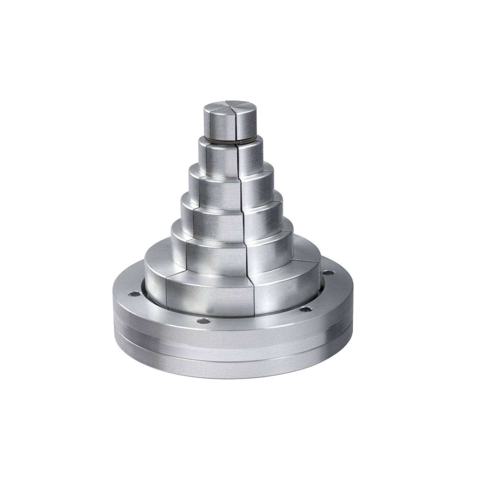 Ein silbernes, mehrstufiges, konisches Maschinenteil mit kreisförmiger Basis, das einem gestuften Pyramidenstumpf ähnelt und in industriellen Maschinen verwendet wird.