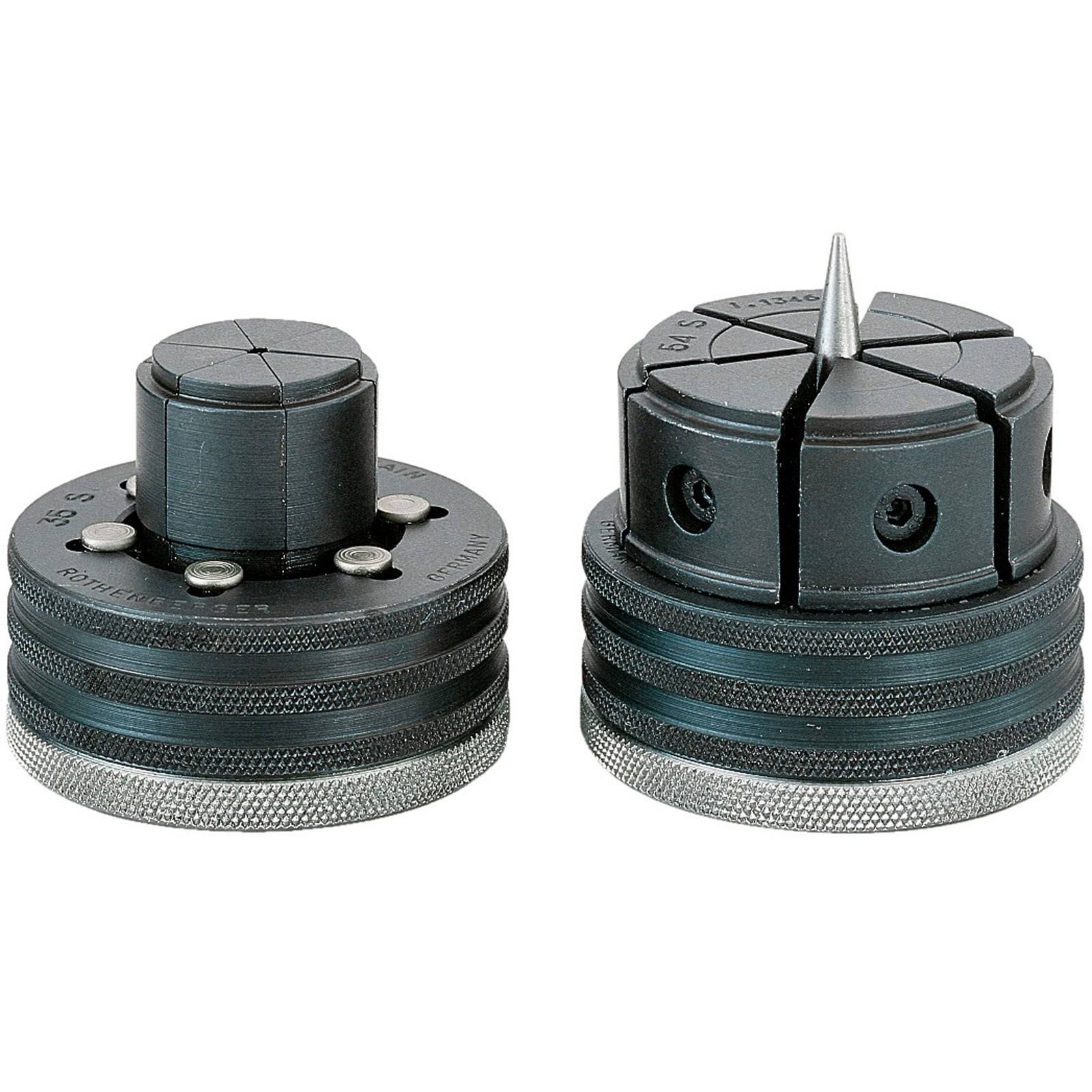 Zwei mechanische Spannfutter mit Metallteilen und verstellbaren Abschnitten werden nebeneinander auf einem hellen Hintergrund präsentiert.