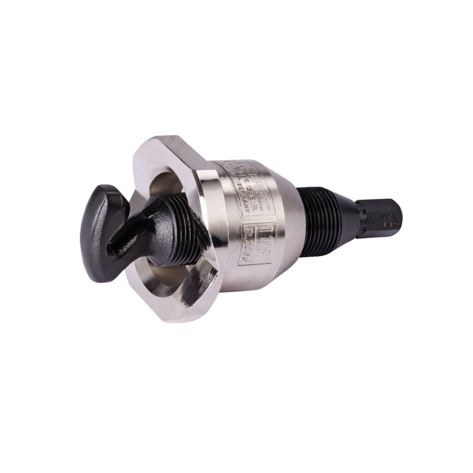 Ein Metallstempel mit sechseckiger Basis und schwarzem Griff, der zum Stanzen von Löchern in Materialien verwendet wird.