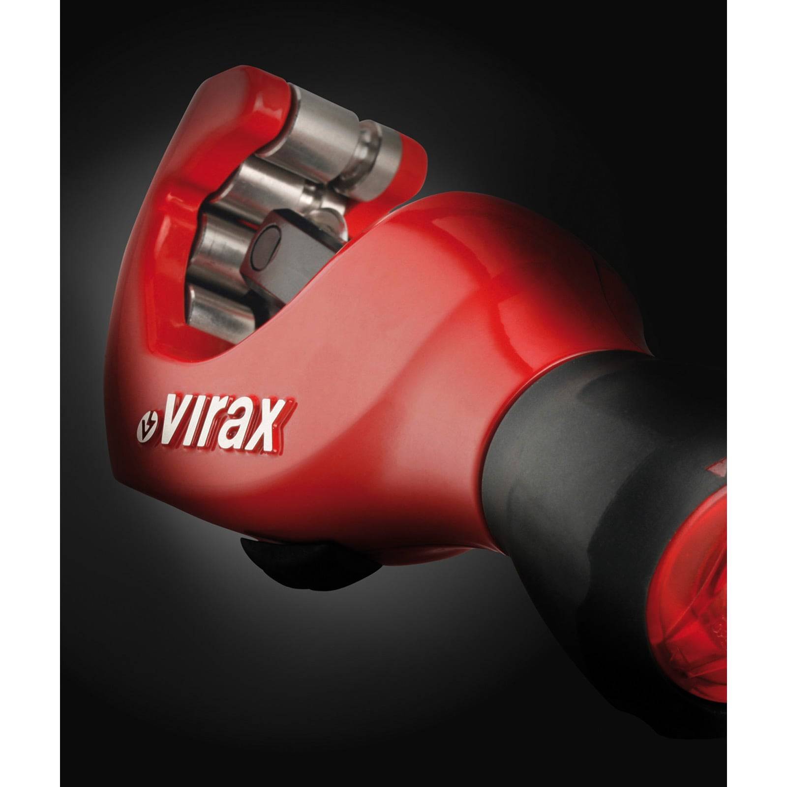 Ein rot und schwarzer Rohrabschneider mit der Marke „Virax