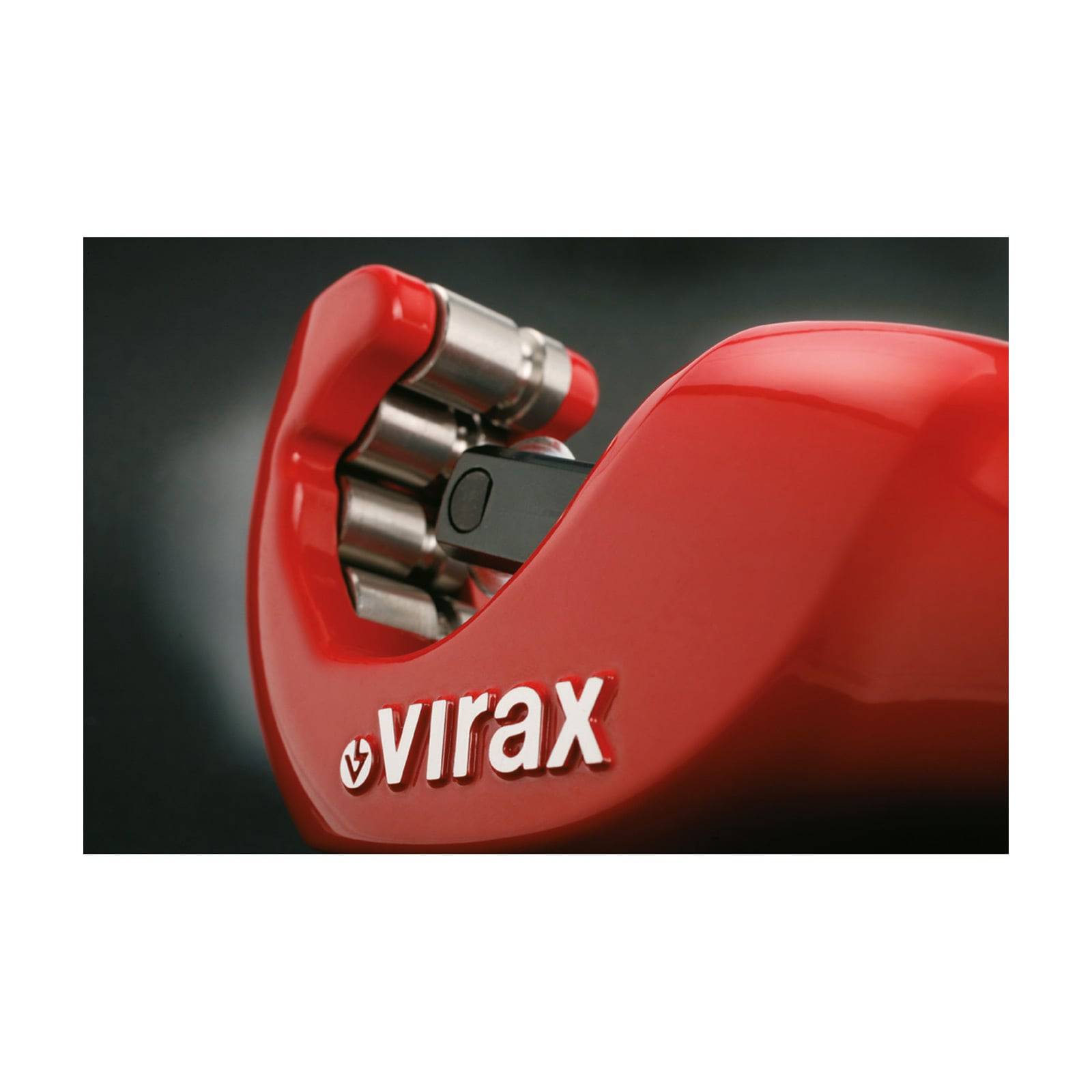 Ein roter Rohrabschneider mit der sichtbaren Marke „Virax