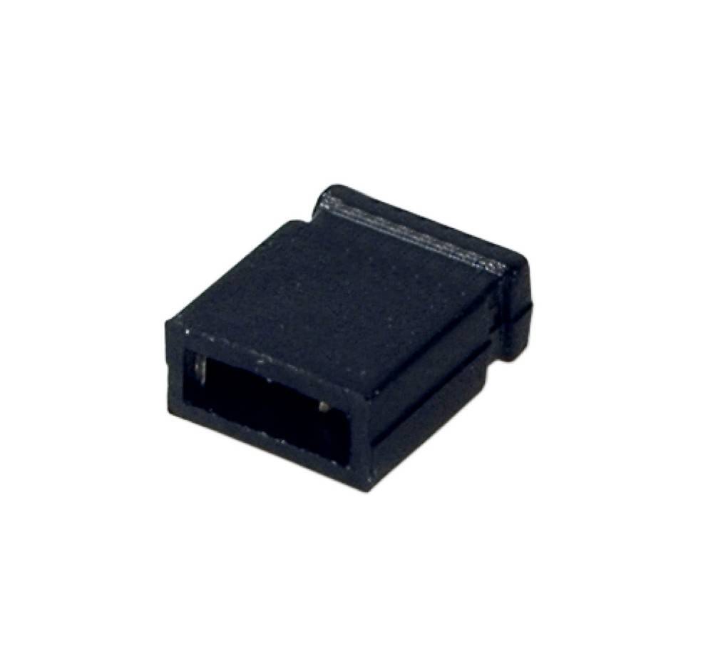 Eine kleine schwarze SATA-Jumper-Kappe, die verwendet wird, um zwei benachbarte Stifte auf einer Festplatte oder Hauptplatine für Konfigurationseinstellungen zu verbinden.