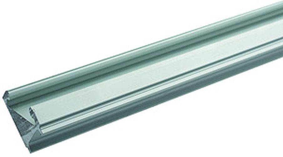 Eine Nahaufnahme einer metallischen Schiene mit reflektierender Oberfläche, die ihren glänzenden Finish und glatte Kanten zeigt und andeutet, dass sie Teil einer Struktur oder Maschine ist.