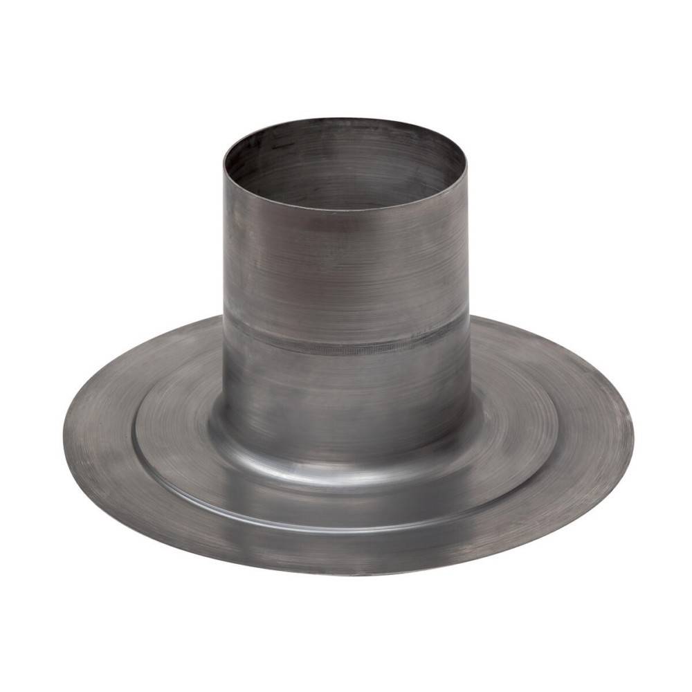 Eine Metalldacheindeckung mit einem zylindrischen Entlüftungsrohr und einer breiten kreisförmigen Basis, die zur Abdichtung und Belüftung auf Dächern verwendet wird.