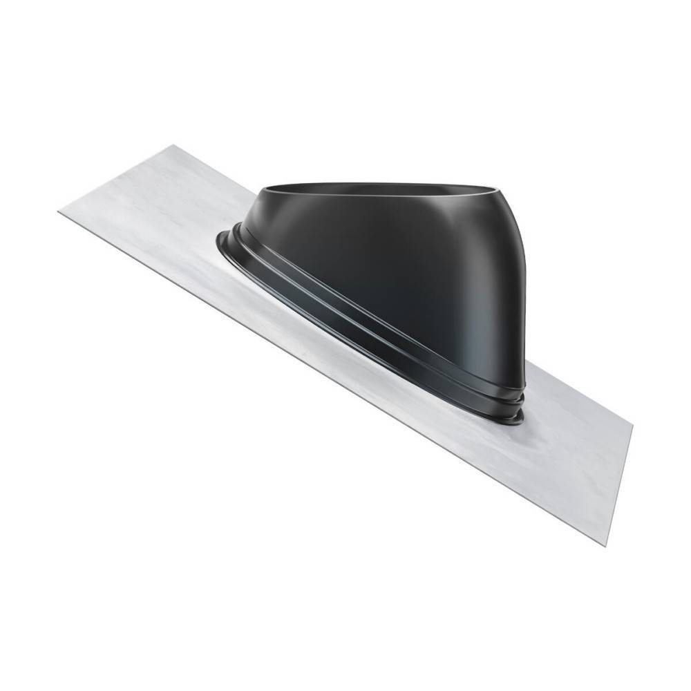 Schwarzes Dachentlüftungsblech auf einem geneigten Metallpanel, verwendet zum Abdichten einer Dachdurchdringung.