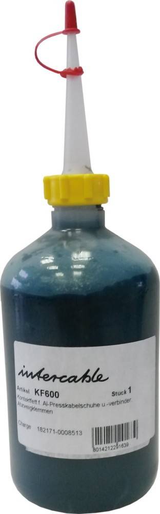 Eine graue, undurchsichtige Plastikflasche mit einem gelben Schraubverschluss, die eine nicht näher bestimmte dunkle Flüssigkeit enthält.