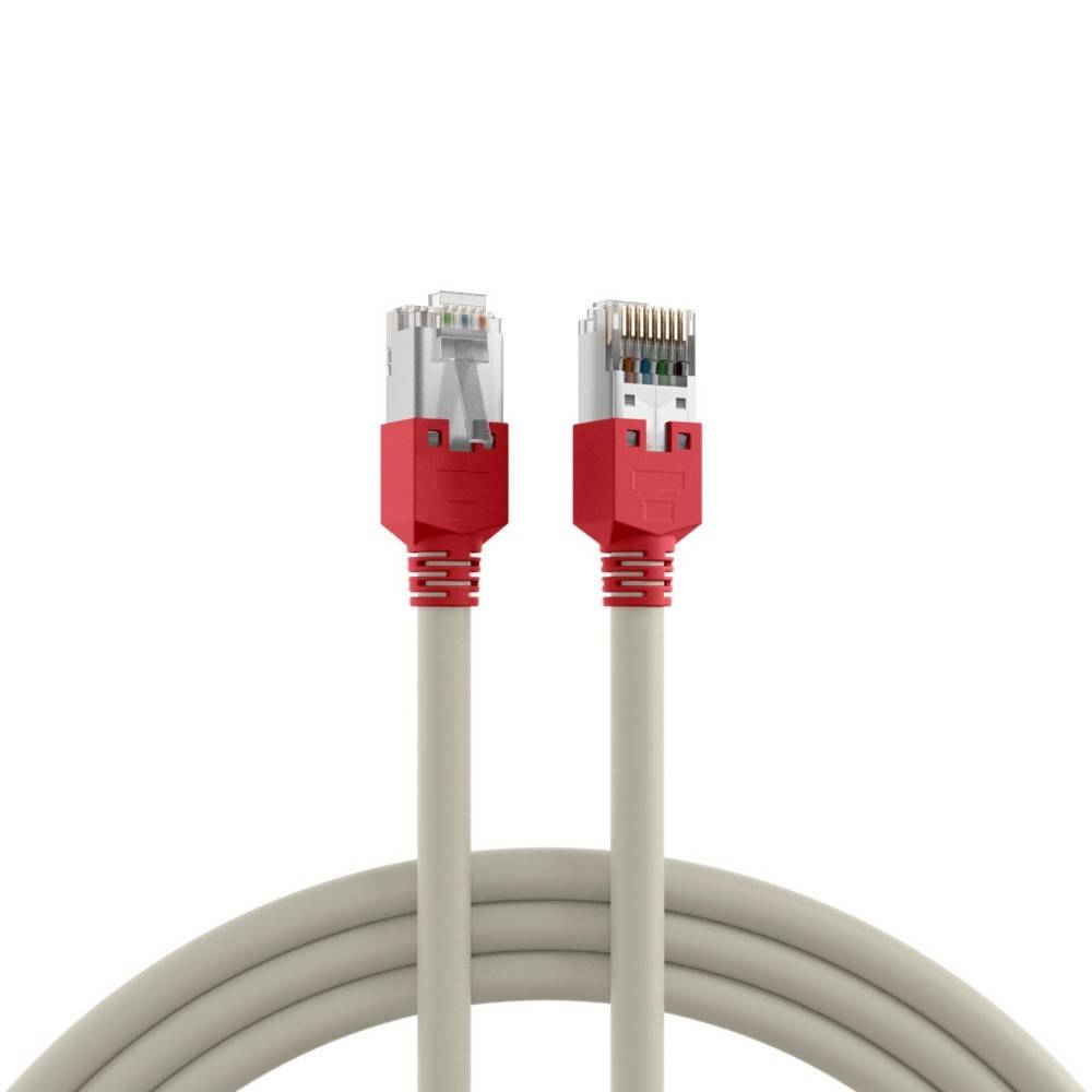 Zwei rote und silberne RJ45-Ethernet-Kabelstecker an einem grauen Kabel; ein Ende zeigt sichtbare Drähte.