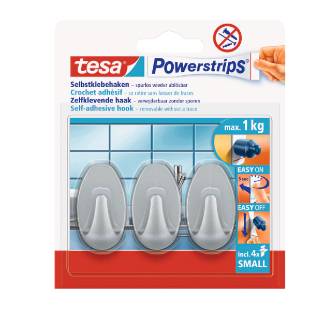 Packung mit tesa Powerstrips selbstklebenden Haken, zeigt drei graue Haken auf einem Wandgitter; Etiketten sagen max. 1 kg, einfach anzubringen, einfach zu entfernen, inkl. 4 kleine Streifen.