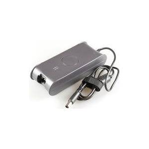 Ein Laptop-Stromadapter mit schlankem, rechteckigem Design und angeschlossenem Kabel, auf weißem Hintergrund dargestellt.