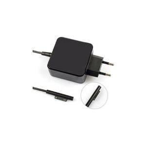 Ein schwarzer rechteckiger Stromadapter mit einem Stecker auf der einen Seite und einem Kabel mit magnetischem Anschluss auf der anderen Seite.