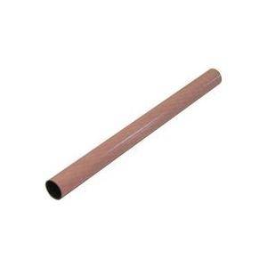 Ein langer, zylindrischer Metallrohr mit glatter Oberfläche, dargestellt vor einem einfachen weißen Hintergrund.