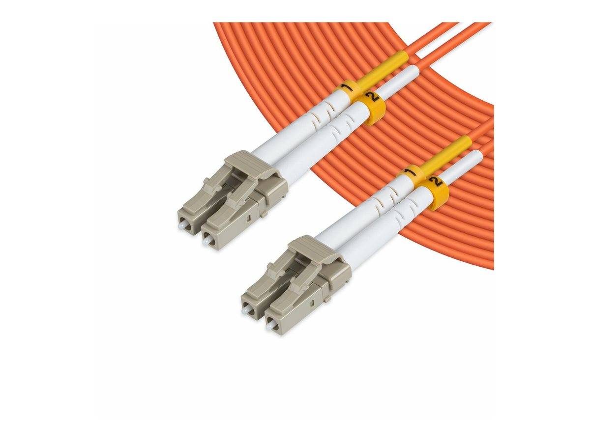 Zwei orangefarbene Lichtwellenleiterkabel mit grauen Anschlüssen auf weißem Hintergrund, die eine Nahaufnahme von Netzwerk-Verkabelungshardware zeigen.