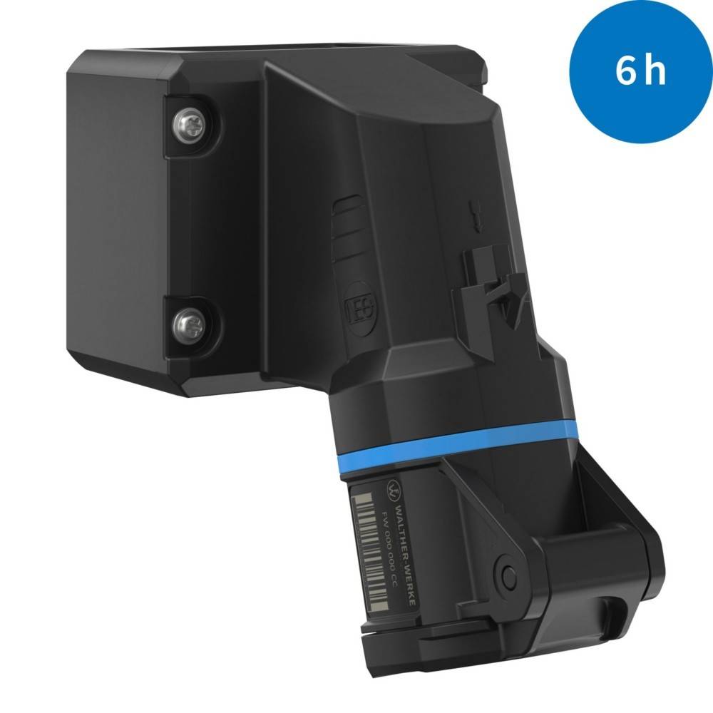 Ein schwarzes wandmontiertes Gerät mit einem blauen Akzent und einem Barcode, neben einem blauen Kreis mit der Beschriftung '6h', der die Dauer oder Nutzungszeit anzeigt.