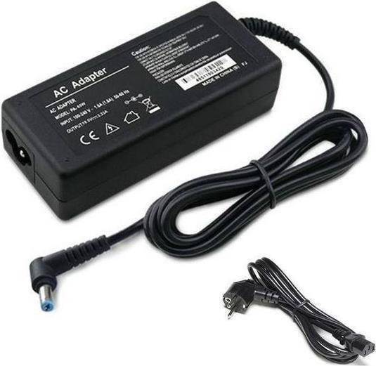 Ein schwarzer AC-Adapter mit Stromkabel; das Etikett enthält Spannungsangaben und Sicherheitssymbole. Ein separates Steckkabel wird daneben angezeigt.