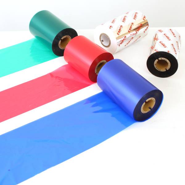 Fünf Rollen farbiges Farbbandfilm – Blaugrün, Rosa, Blau und zwei weiße gemusterte Rollen – auf weißem Hintergrund ausgelegt, jede spult leuchtend farbige Streifen ab.