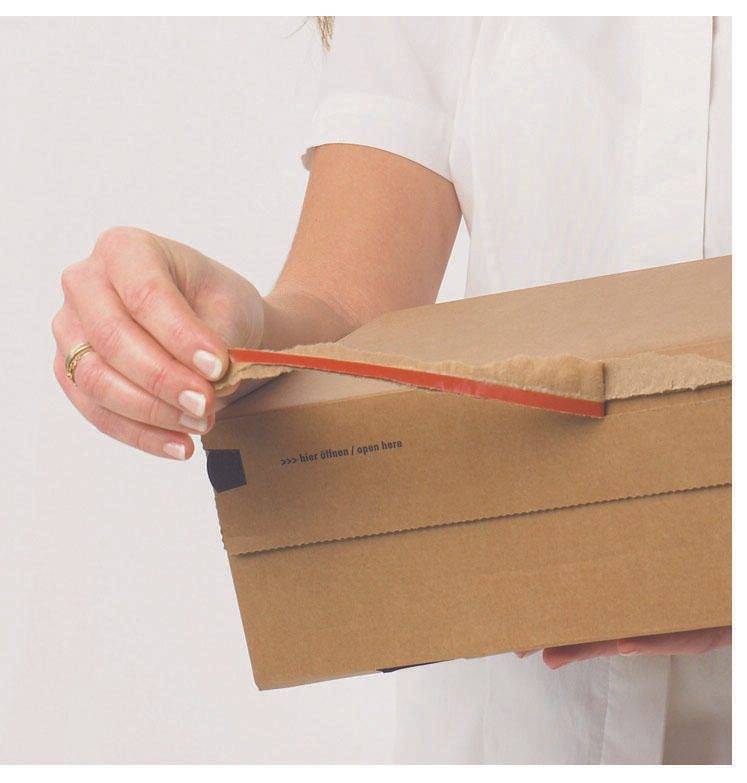 Eine Person zieht an einem Abreißstreifen auf einem Karton und öffnet ihn mühelos.