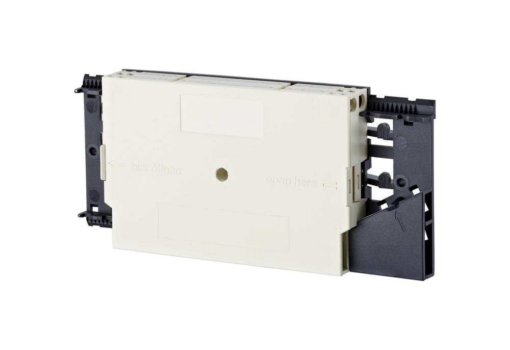 Weißes Elektromodul oder Schaltschutzkomponente mit schwarzen Montageklammern, isoliert auf weißem Hintergrund dargestellt.