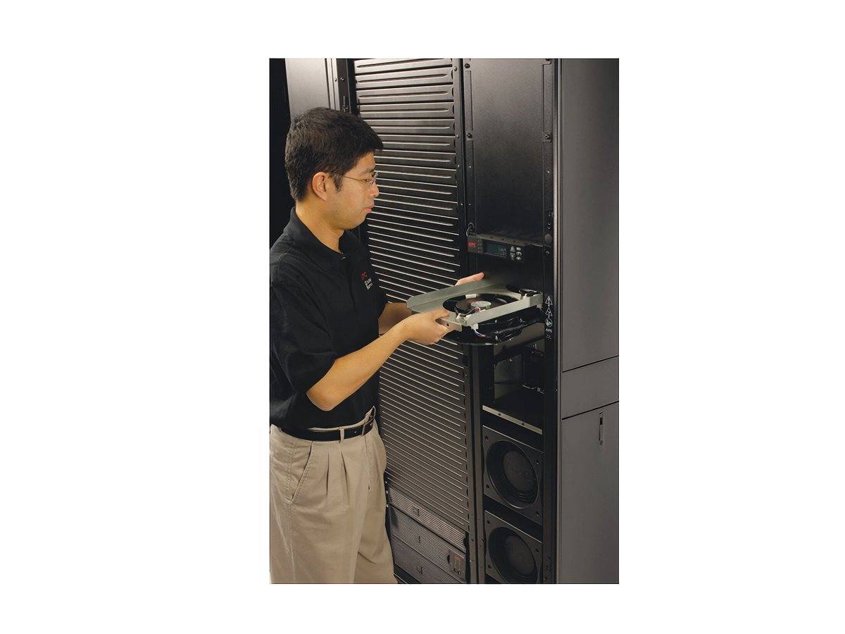 Techniker, der ein Festplattenlaufwerk-Tablett in ein Server-Rack in einem Rechenzentrum einführt.
