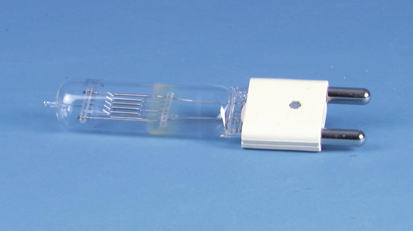 Eine klare Quarzglasröhre mit Metallverbindern, höchstwahrscheinlich Teil eines Lasers oder elektronischen Geräts, vor einem blauen Hintergrund.