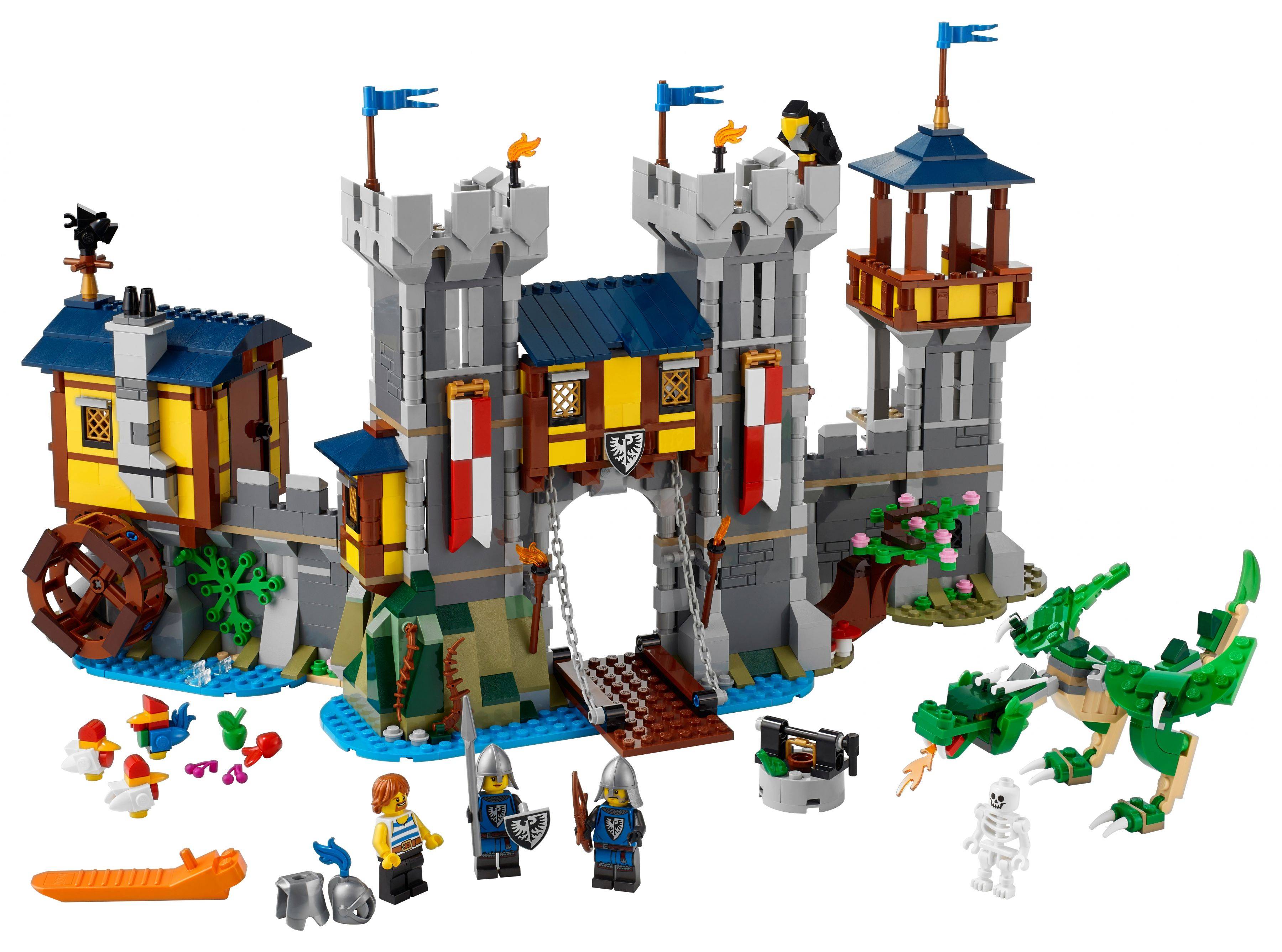 LEGO Mittelalterliche Burgspielset mit grauen Türmen, Zugbrücke, Bannern, Figuren, Zubehör und Drachen auf weißem Hintergrund.