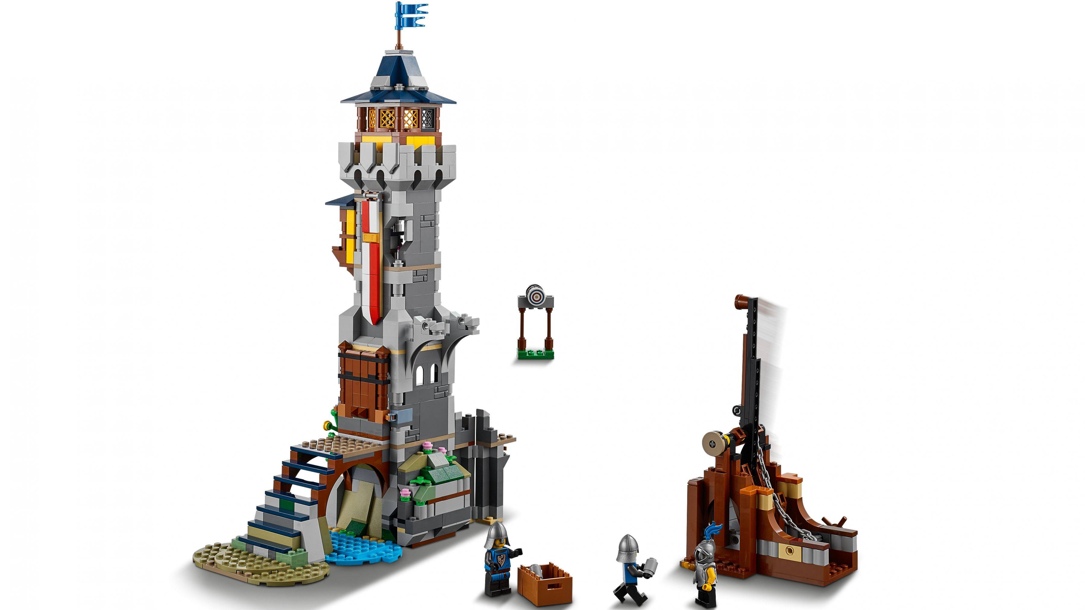 LEGO Mittelalterlicher Turm-Fort mit Minifiguren, ein Seitentorhaus-Bauwerk und Belagerungs-Zubehör auf weißem Hintergrund dargestellt.
